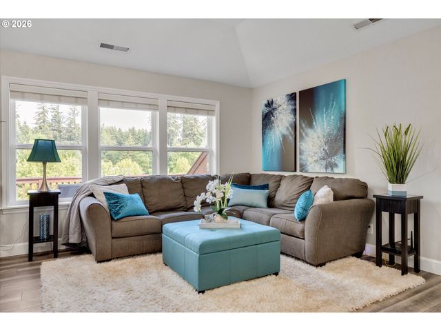 3769 10TH St, Hubbard, OR 97032
