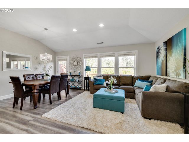 3769 10TH St, Hubbard, OR 97032