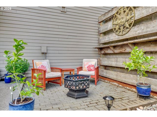 3769 10TH St, Hubbard, OR 97032
