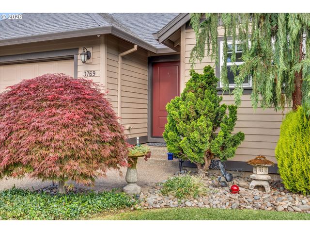 3769 10TH St, Hubbard, OR 97032