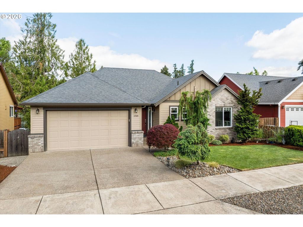 3769 10TH St, Hubbard, OR 97032