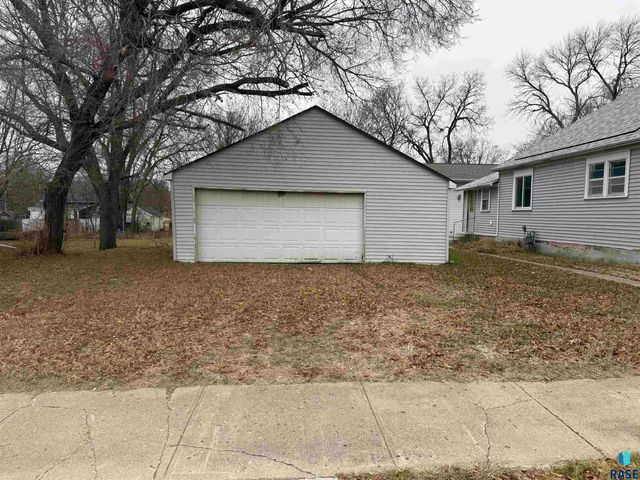 621 N Lincoln Ave Avenue, Madison, SD 57042