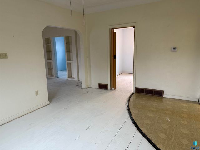 621 N Lincoln Ave Avenue, Madison, SD 57042