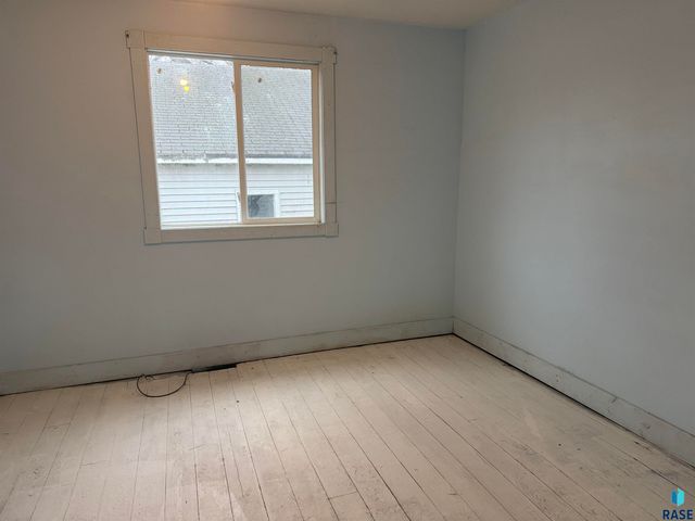 621 N Lincoln Ave Avenue, Madison, SD 57042