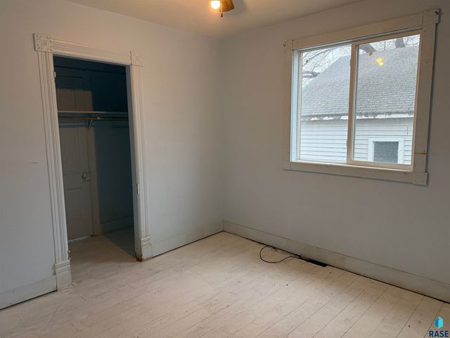 621 N Lincoln Ave Avenue, Madison, SD 57042