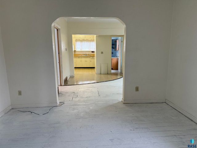 621 N Lincoln Ave Avenue, Madison, SD 57042