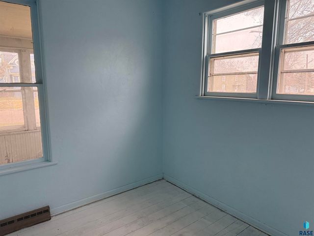 621 N Lincoln Ave Avenue, Madison, SD 57042