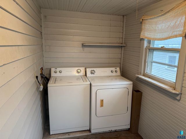 621 N Lincoln Ave Avenue, Madison, SD 57042