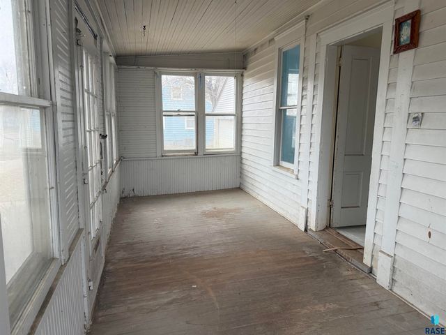 621 N Lincoln Ave Avenue, Madison, SD 57042