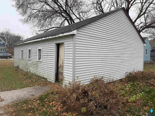 621 N Lincoln Ave Avenue, Madison, SD 57042