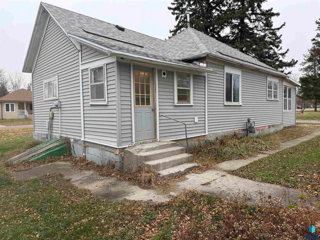 621 N Lincoln Ave Avenue, Madison, SD 57042