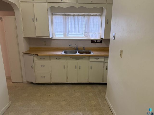 621 N Lincoln Ave Avenue, Madison, SD 57042