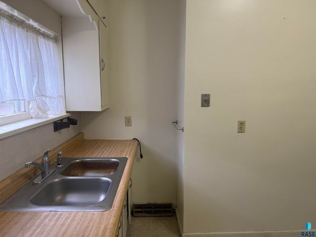 621 N Lincoln Ave Avenue, Madison, SD 57042