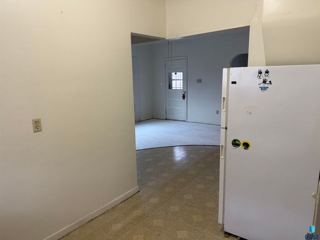 621 N Lincoln Ave Avenue, Madison, SD 57042