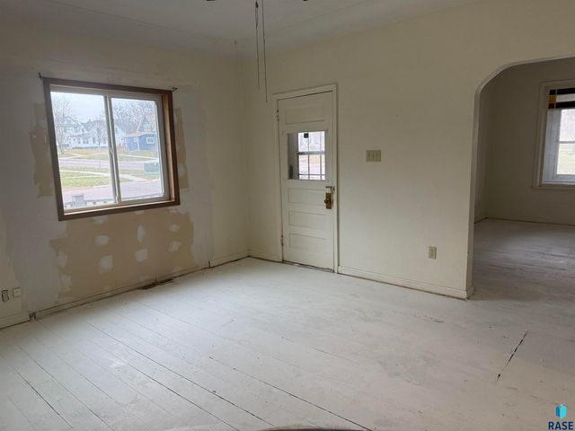 621 N Lincoln Ave Avenue, Madison, SD 57042