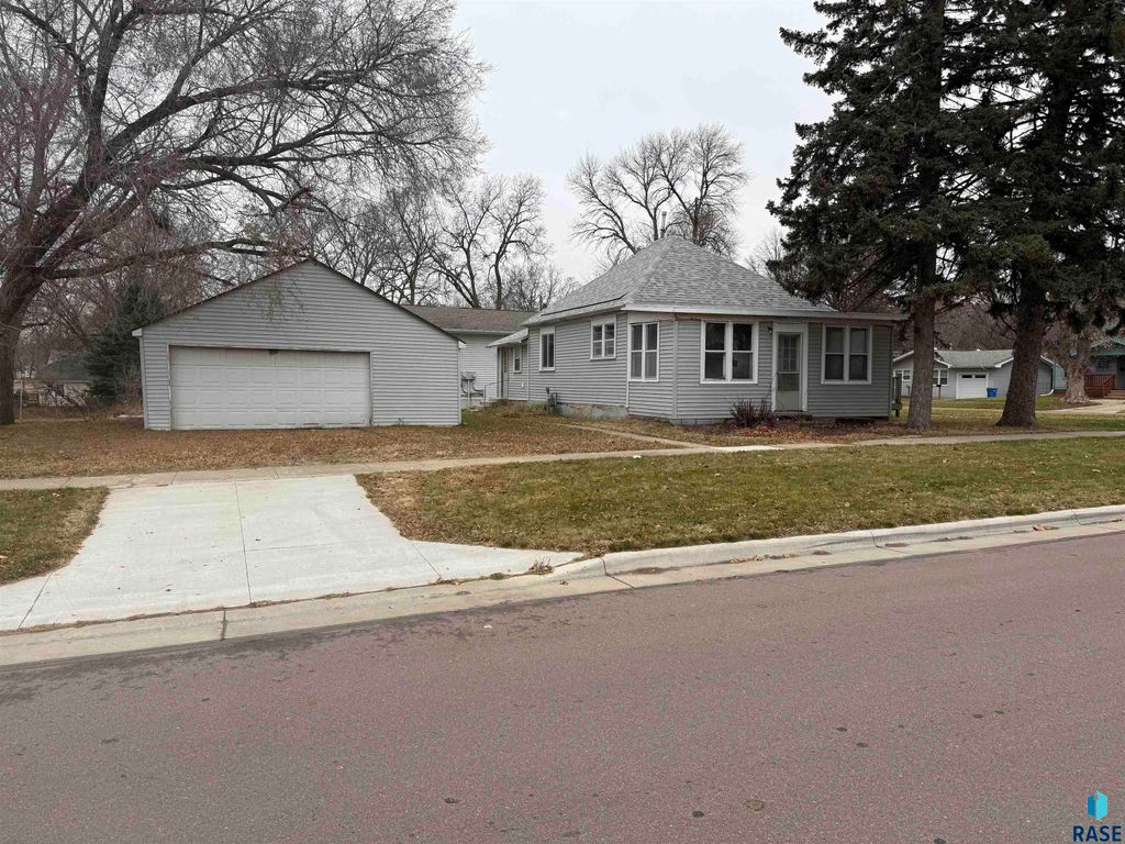 621 N Lincoln Ave Avenue, Madison, SD 57042
