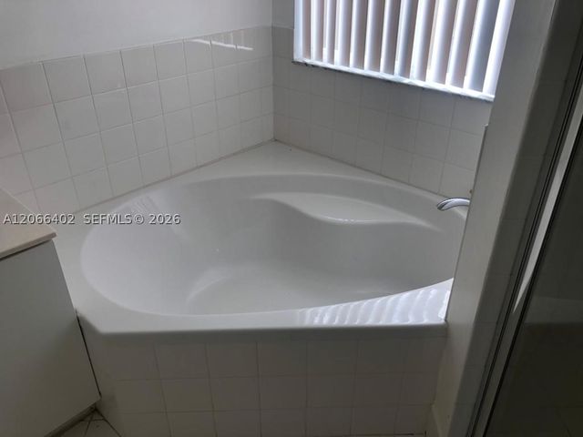 5598 NW 113th Ave -, Doral, FL 33178