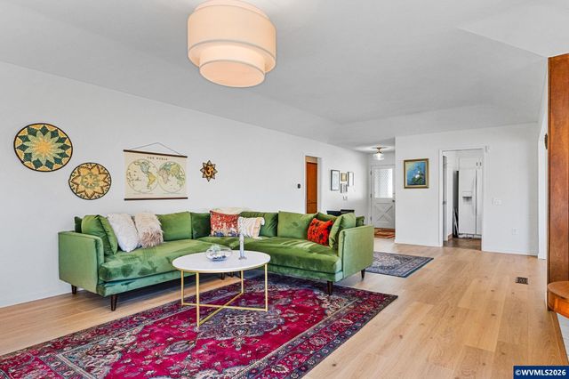 3318 Oakcrest Dr NW, Salem, OR 97304