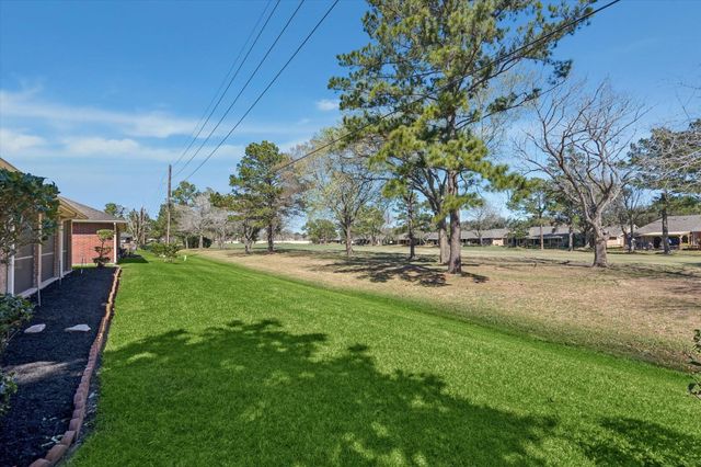 719 Country Meadows Drive, Pearland, TX 77584