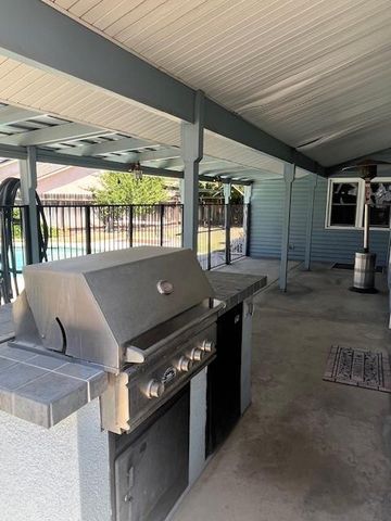 2208 S Garden Avenue, Fresno, CA 93725