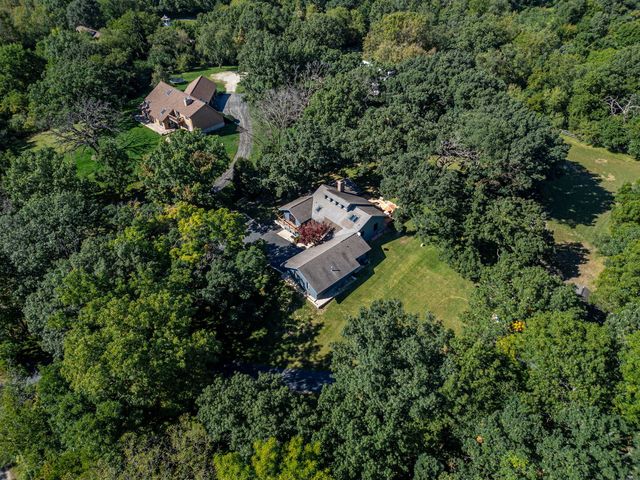 7707 N VALLEY HILL Road, Woodstock, IL 60098