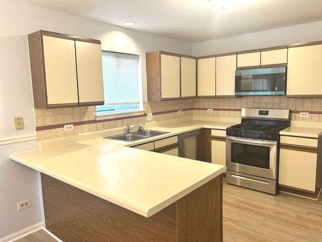30 Lancaster Circle, Gurnee, IL 60031