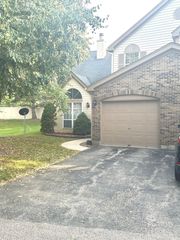 30 Lancaster Circle, Gurnee, IL 60031