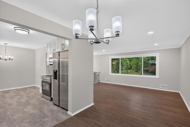 406 Centennial Drive, Roseville, MN 55113