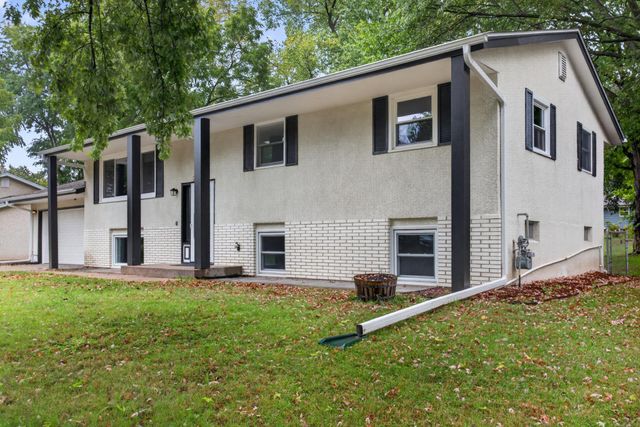 406 Centennial Drive, Roseville, MN 55113