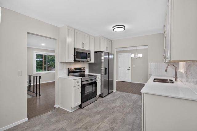 406 Centennial Drive, Roseville, MN 55113