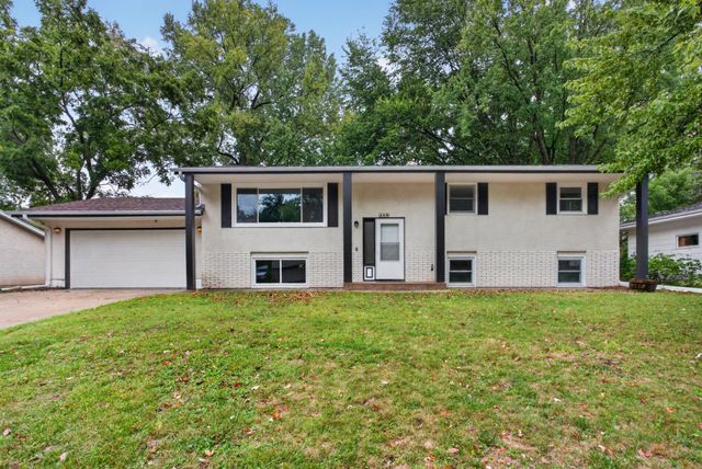 406 Centennial Drive, Roseville, MN 55113