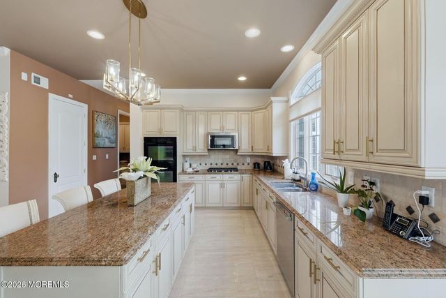 7 Crystal Court, Manalapan, NJ 07726