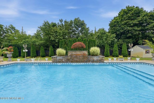 7 Crystal Court, Manalapan, NJ 07726