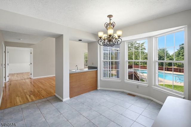 17 Bacorn Rd, Raritan Twp., NJ 08822