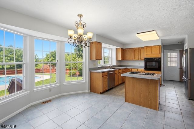17 Bacorn Rd, Raritan Twp., NJ 08822