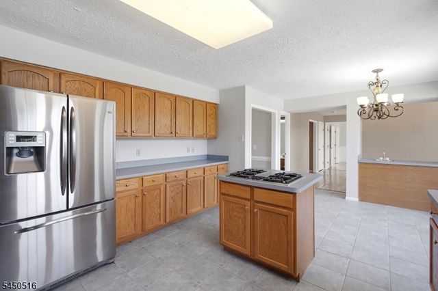 17 Bacorn Rd, Raritan Twp., NJ 08822