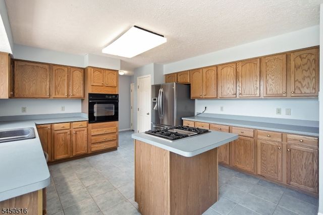 17 Bacorn Rd, Raritan Twp., NJ 08822