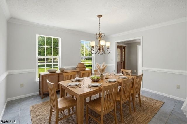 17 Bacorn Rd, Raritan Twp., NJ 08822