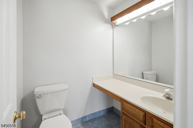 17 Bacorn Rd, Raritan Twp., NJ 08822
