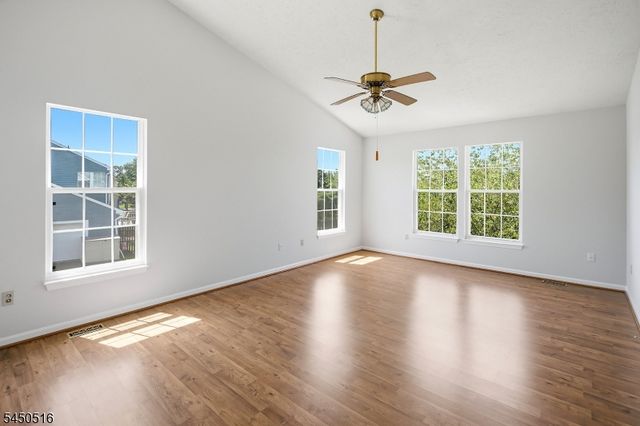 17 Bacorn Rd, Raritan Twp., NJ 08822