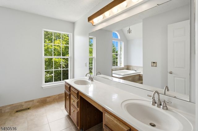 17 Bacorn Rd, Raritan Twp., NJ 08822