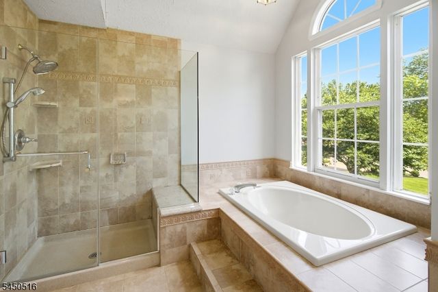 17 Bacorn Rd, Raritan Twp., NJ 08822