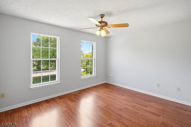 17 Bacorn Rd, Raritan Twp., NJ 08822