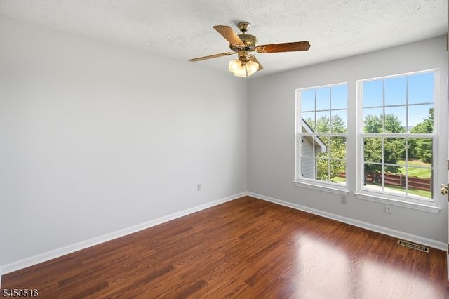 17 Bacorn Rd, Raritan Twp., NJ 08822