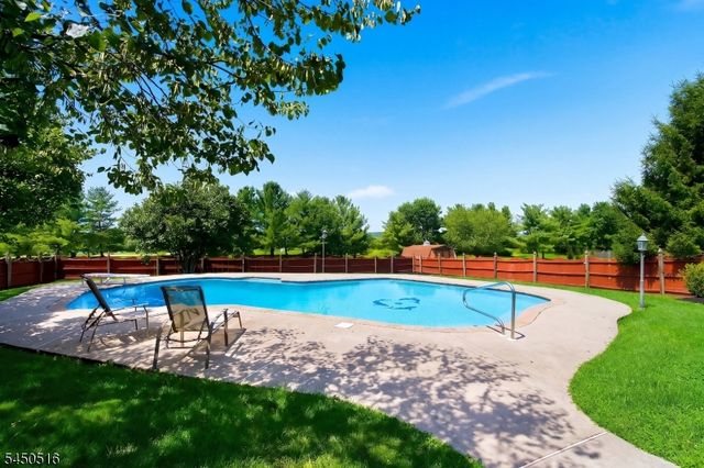17 Bacorn Rd, Raritan Twp., NJ 08822