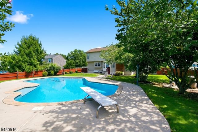 17 Bacorn Rd, Raritan Twp., NJ 08822