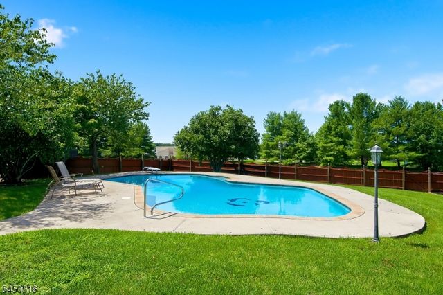 17 Bacorn Rd, Raritan Twp., NJ 08822