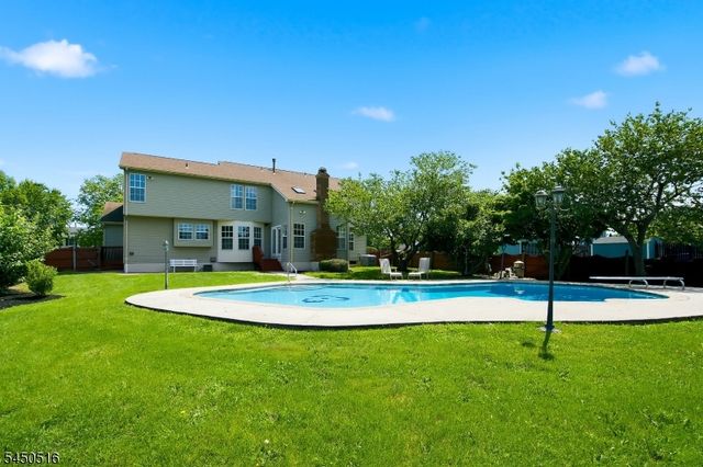 17 Bacorn Rd, Raritan Twp., NJ 08822
