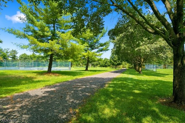 17 Bacorn Rd, Raritan Twp., NJ 08822