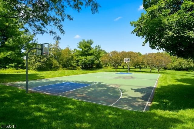 17 Bacorn Rd, Raritan Twp., NJ 08822